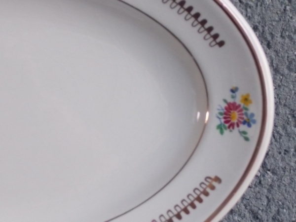 Ravier "Beaugency", ovale , en demi porcelaine Blanche et motif floral. Réhausse de frise et liseré en dorure. De K & G Lunéville