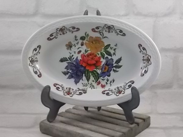 Ravier "Derby" en faïence Blanche et motif floral. Forme ovale et frise sculptée. De la maison Moulin des Loups Orchies