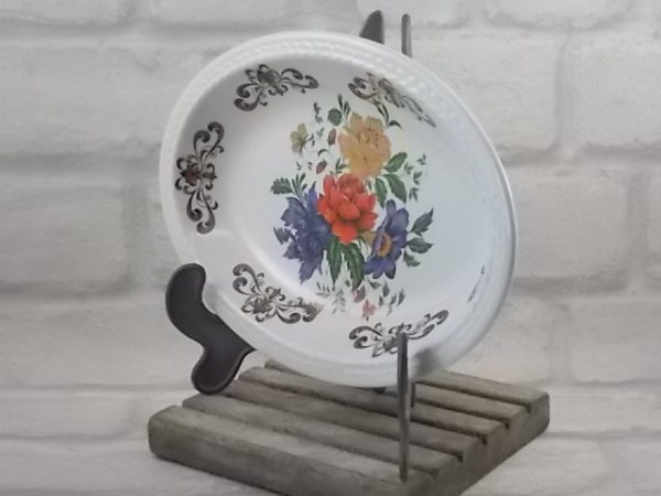 Ravier "Derby" en faïence Blanche et motif floral. Forme ovale et frise sculptée. De la maison Moulin des Loups Orchies