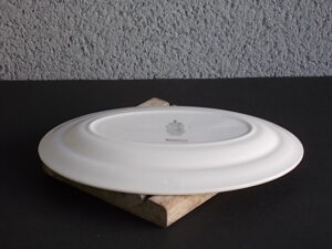 Ravier ovale "Mogador", en demi-porcelaine Blanche et Verte. Motif de frise de feuillage en dorure. De la faïencerie de K & G Lunéville