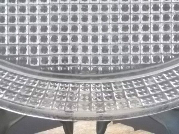 Ravier Ovale creux en verre moulé pressé translucide. Motif en creux de forme octogonale dans carré. De la maison Val Saint Lambert