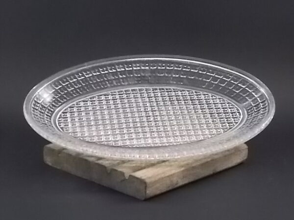 Ravier Ovale creux en verre moulé pressé translucide. Motif en creux de forme octogonale dans carré. De la maison Val Saint Lambert