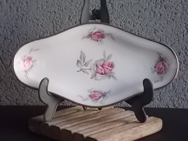 Ravier creux "Roses", en porcelaine Blanche, à motif floral et liseré en Platine. De la maison Edgar Gaucher, ancienne manufacture Charonnat Vierzon.