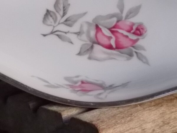 Ravier creux "Roses", en porcelaine Blanche, à motif floral et liseré en Platine. De la maison Edgar Gaucher, ancienne manufacture Charonnat Vierzon.