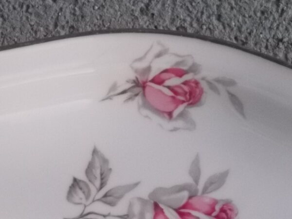 Ravier creux "Roses", en porcelaine Blanche, à motif floral et liseré en Platine. De la maison Edgar Gaucher, ancienne manufacture Charonnat Vierzon.