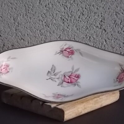 Ravier creux "Roses", en porcelaine Blanche, à motif floral et liseré en Platine. De la maison Edgar Gaucher, ancienne manufacture Charonnat Vierzon.
