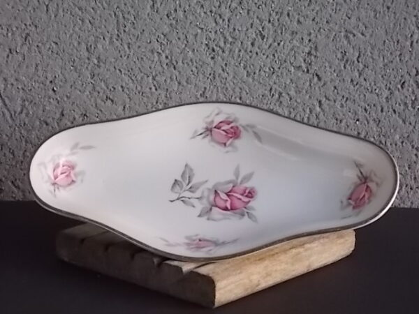 Ravier creux "Roses", en porcelaine Blanche, à motif floral et liseré en Platine. De la maison Edgar Gaucher, ancienne manufacture Charonnat Vierzon.