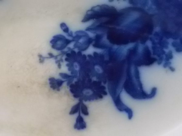 Ravier "Haarlem", en faïence Blanc laiteux. Motif floral Bleu Cobalt flou. De Villeroy & Boch Mettlach