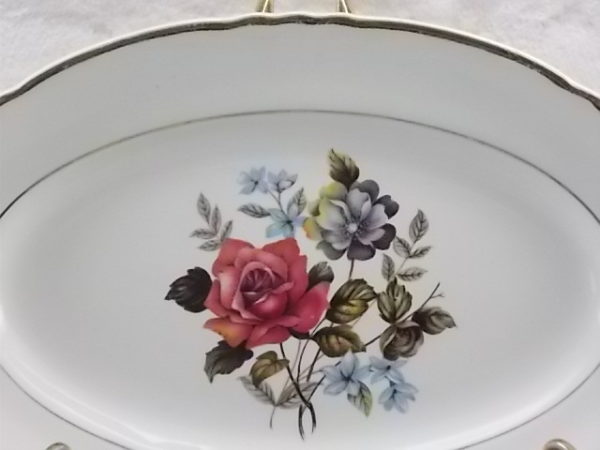 Ravier ovale "Fleurs", en faience Blanche et motif floral. De la Faïencerie de Moulin des Loups Orchies