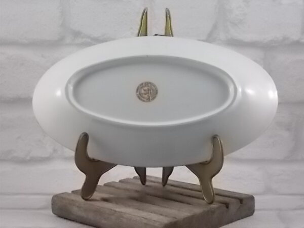 Ravier ovale creux, en porcelaine Blanche et décors floral stylisé en dorure. De la Manufacture de Chartres sur Cher