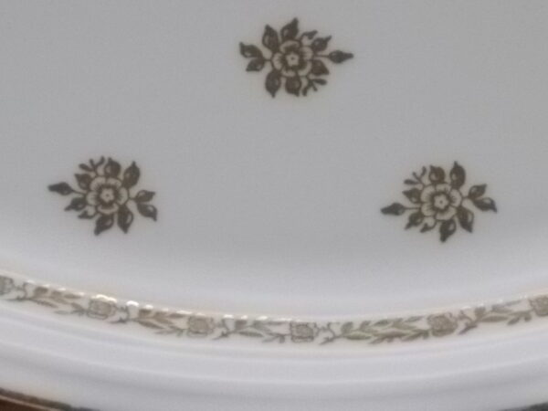 Ravier ovale creux, en porcelaine Blanche et décors floral stylisé en dorure. De la Manufacture de Chartres sur Cher