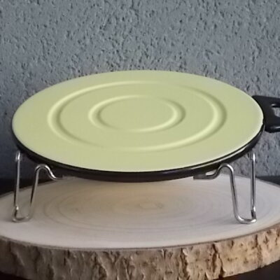Repose plat chauffant "Mijoska", en métal émaillée Jaune et Noir, et support en fil métal. Sur galette en pierre céramique réfractaire. De D.P.S