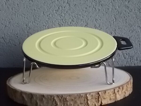 Repose plat chauffant "Mijoska", en métal émaillée Jaune et Noir, et support en fil métal. Sur galette en pierre céramique réfractaire. De D.P.S