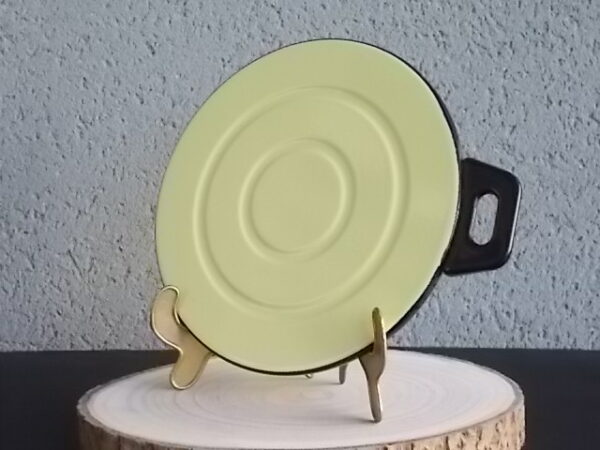 Repose plat chauffant "Mijoska", en métal émaillée Jaune et Noir, et support en fil métal. Sur galette en pierre céramique réfractaire. De D.P.S