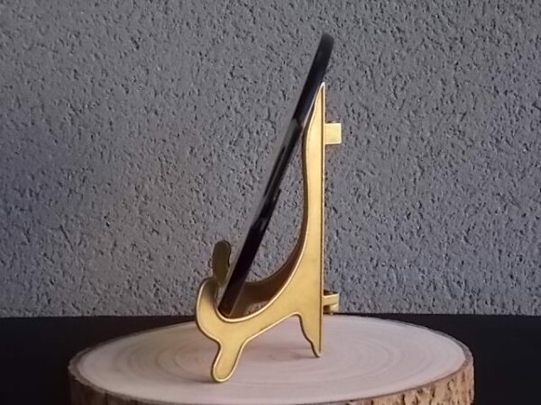 Repose plat chauffant "Mijoska", en métal émaillée Jaune et Noir, et support en fil métal. Sur galette en pierre céramique réfractaire. De D.P.S