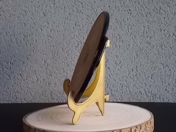Repose plat chauffant "Mijoska", en métal émaillée Jaune et Noir, et support en fil métal. Sur galette en pierre céramique réfractaire. De D.P.S