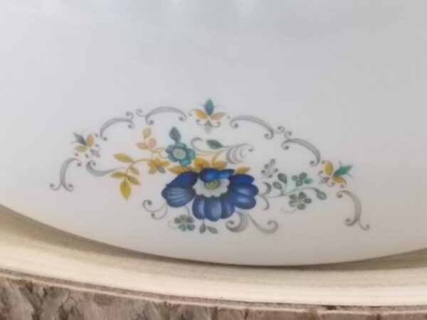 Saladier sur socle "Chaillot", en faïence Blanche avec base plissé 3 plis . Décors floral et liseré en dorure. De la faïencerie Moulin des Loups Orchies