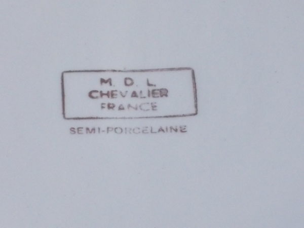 Saladier "Chevalier", en semi porcelaine Ivoire et Beige. Motif floral en dorure. De Moulin des Loups St Amand