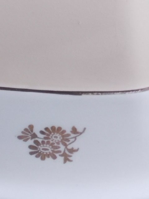 Saladier "Chevalier", en semi porcelaine Ivoire et Beige. Motif floral en dorure. De Moulin des Loups St Amand