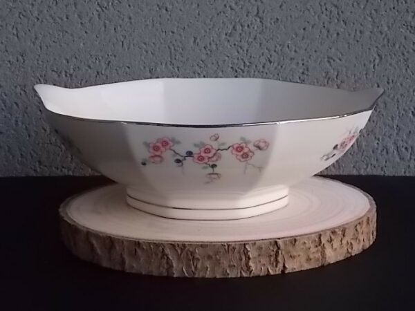 Saladier à Oreilles Octogonal sur socle, en porcelaine Blanche, à motif floral. Du décorateur Jean Boyer Limoges