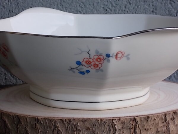 Saladier à Oreilles Octogonal sur socle, en porcelaine Blanche, à motif floral. Du décorateur Jean Boyer Limoges