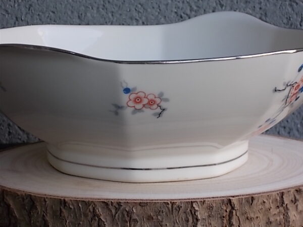 Saladier à Oreilles Octogonal sur socle, en porcelaine Blanche, à motif floral. Du décorateur Jean Boyer Limoges
