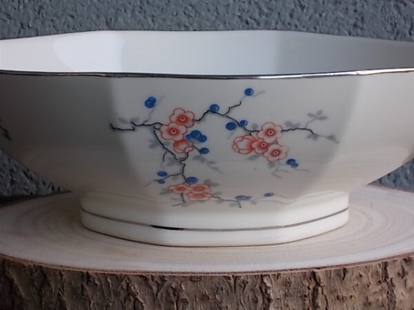 Saladier à Oreilles Octogonal sur socle, en porcelaine Blanche, à motif floral. Du décorateur Jean Boyer Limoges