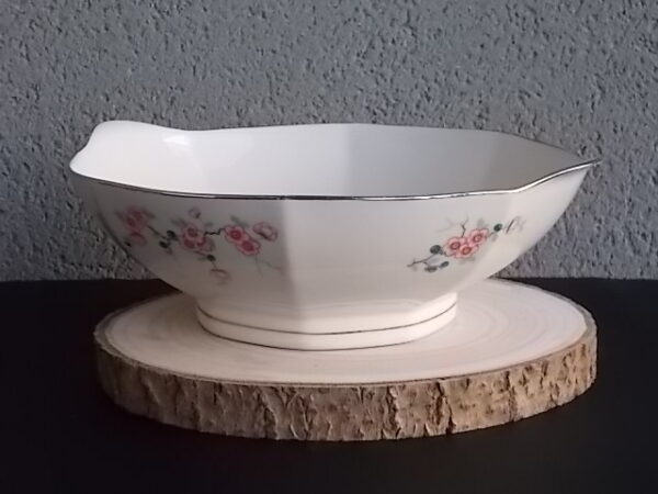 Saladier à Oreilles Octogonal sur socle, en porcelaine Blanche, à motif floral. Du décorateur Jean Boyer Limoges