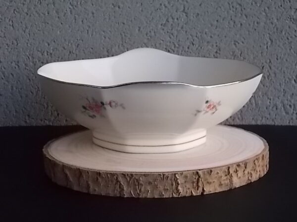 Saladier à Oreilles Octogonal sur socle, en porcelaine Blanche, à motif floral. Du décorateur Jean Boyer Limoges