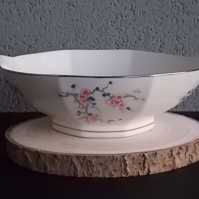 Saladier à Oreilles Octogonal sur socle, en porcelaine Blanche, à motif floral. Du décorateur Jean Boyer Limoges