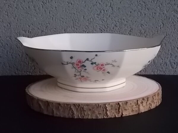 Saladier à Oreilles Octogonal sur socle, en porcelaine Blanche, à motif floral. Du décorateur Jean Boyer Limoges