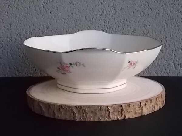Saladier à Oreilles Octogonal sur socle, en porcelaine Blanche, à motif floral. Du décorateur Jean Boyer Limoges