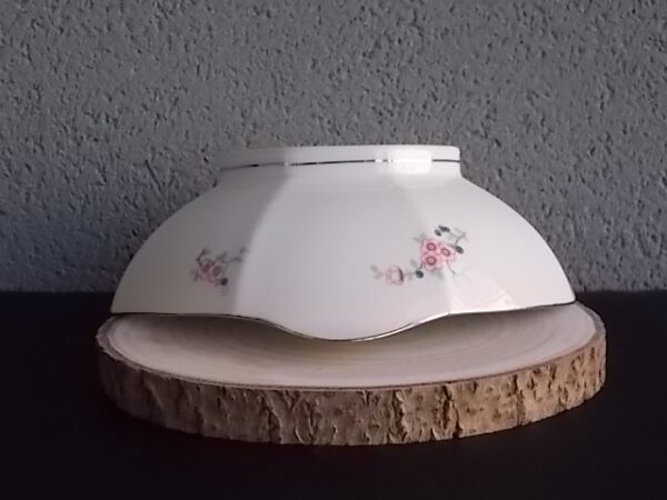 Saladier à Oreilles Octogonal sur socle, en porcelaine Blanche, à motif floral. Du décorateur Jean Boyer Limoges