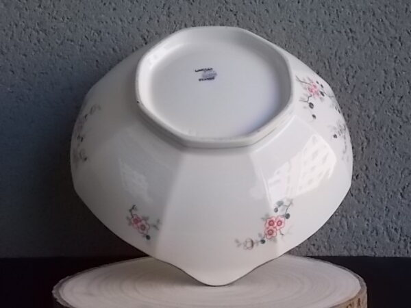 Saladier à Oreilles Octogonal sur socle, en porcelaine Blanche, à motif floral. Du décorateur Jean Boyer Limoges