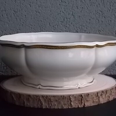 Saladier "Or" sur piédouche, en porcelaine Blanche, à bordure chantournée. Décors de frise en dorure. De l' Ancienne Fabrique Royale Limoges France.