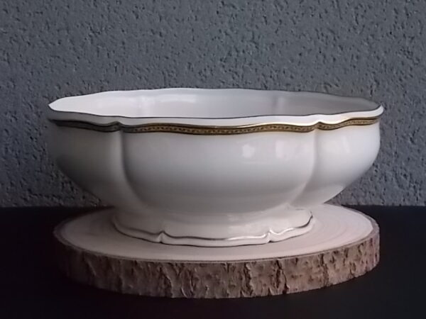 Saladier "Or" sur piédouche, en porcelaine Blanche, à bordure chantournée. Décors de frise en dorure. De l' Ancienne Fabrique Royale Limoges France.