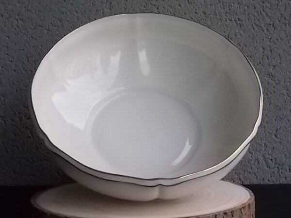 Saladier "Or" sur piédouche, en porcelaine Blanche, à bordure chantournée. Décors de frise en dorure. De l' Ancienne Fabrique Royale Limoges France.