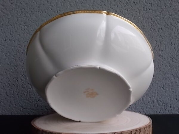 Saladier "Or" sur piédouche, en porcelaine Blanche, à bordure chantournée. Décors de frise en dorure. De l' Ancienne Fabrique Royale Limoges France.