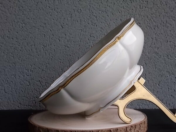 Saladier "Or" sur piédouche, en porcelaine Blanche, à bordure chantournée. Décors de frise en dorure. De l' Ancienne Fabrique Royale Limoges France.