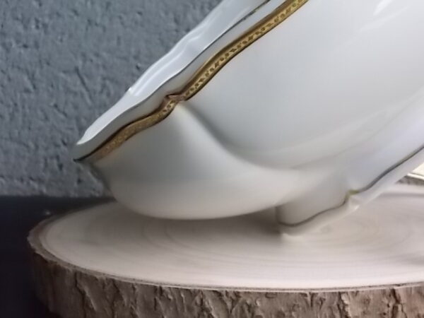 Saladier "Or" sur piédouche, en porcelaine Blanche, à bordure chantournée. Décors de frise en dorure. De l' Ancienne Fabrique Royale Limoges France.