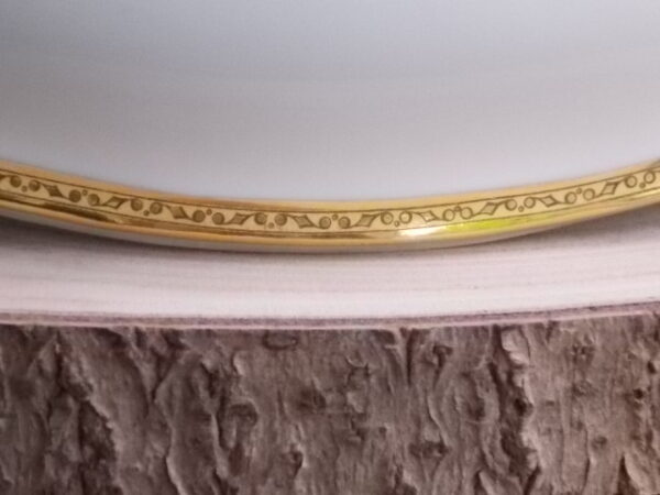 Saladier "Or" sur piédouche, en porcelaine Blanche, à bordure chantournée. Décors de frise en dorure. De l' Ancienne Fabrique Royale Limoges France.