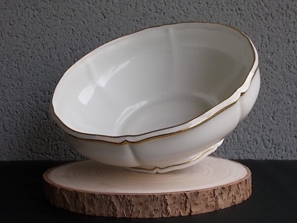 Saladier "Or" sur piédouche, en porcelaine Blanche, à bordure chantournée. Décors de frise en dorure. De l' Ancienne Fabrique Royale Limoges France.
