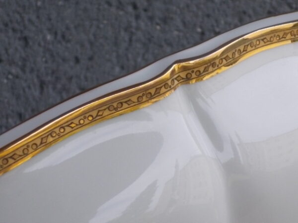 Saladier "Or" sur piédouche, en porcelaine Blanche, à bordure chantournée. Décors de frise en dorure. De l' Ancienne Fabrique Royale Limoges France.