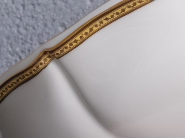 Saladier "Or" sur piédouche, en porcelaine Blanche, à bordure chantournée. Décors de frise en dorure. De l' Ancienne Fabrique Royale Limoges France.