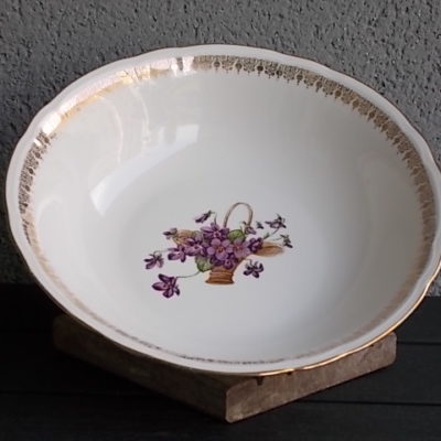 Saladier "Panier de Violettes", en porcelaine Blanche et motif floral. De Compagnie Nationale de Porcelaine Berry France