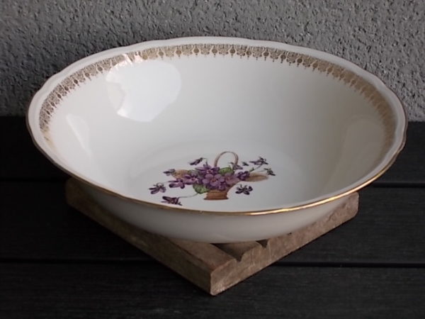 Saladier "Panier de Violettes", en porcelaine Blanche et motif floral. De Compagnie Nationale de Porcelaine Berry France