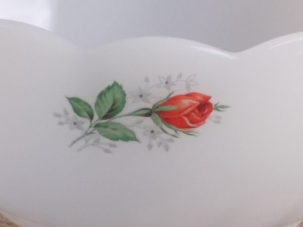 Saladier "Rose de France" 15.5 cm, en verre Opale et motif de Roses Rouges. De la marque Arcopal France