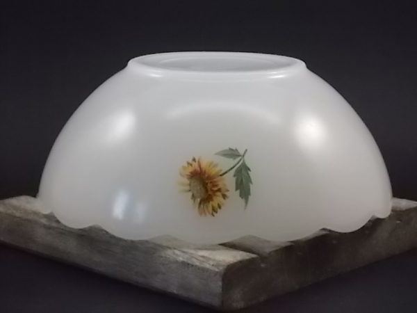 Saladier "Tournesol", en verre Opale bordure festonné. Décors floral sérigraphié. De la marque Arcopal France