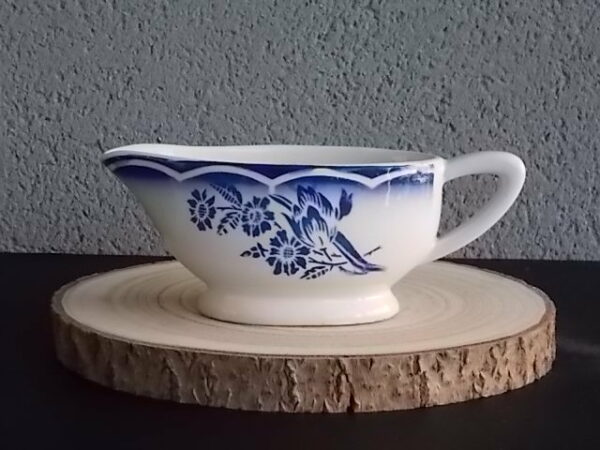 Saucière sur piédouche "André", en faience Blanche, à motif floral Bleu au pochoir. de Sarreguemines