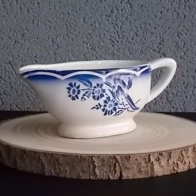 Saucière sur piédouche "André", en faience Blanche, à motif floral Bleu au pochoir. de Sarreguemines